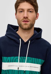 s.Oliver MIT LABEL - Kapuzenpullover - navy