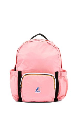 Mochila rosa K-Way con correas negras, bolsillo frontal con cremallera y bolsillos elásticos laterales, mostrada sobre fondo blanco.