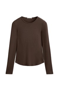 Barna, hosszú ujjú felső kerek nyakkivágással, texturált bordás anyagból készült, oldalvarrásos részletekkel a karcsú megjelenés érdekében.