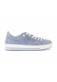 Baskets en daim bleu clair avec lacets blancs, fermeture éclair latérale et semelle en caoutchouc blanche avec une bande bleu clair près du bas.