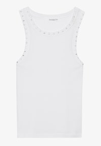 Weißes Tanktop aus atmungsaktivem Material, mit metallischen Nieten am Halsausschnitt und an den Armlöchern, im figurbetonten Design.