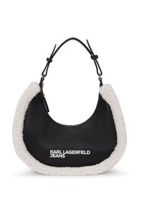 Melna rokassoma ar mīkstu, baltu mākslīgās kažokādas apdari, ar noapaļotu formu un rāvējslēdzēju. Uz manas ir redzams izcils "KARL LAGERFELD JEANS" logo.