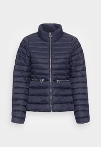 Giubbotto imbottito blu navy con colletto alto, zip frontale e due tasche laterali zippate. Presenta un materiale trapuntato e un design elegante.