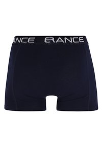 Marineblauwe boxershorts met een zwarte elastische tailleband, voorzien van witte merklettering, een gladde textuur en stikdetails aan de zijkanten.