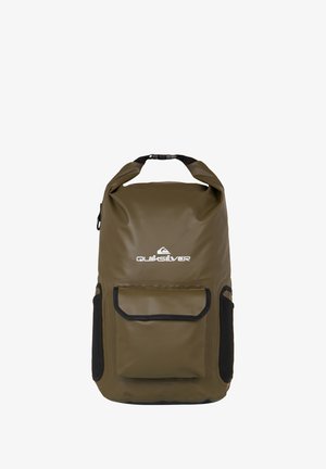 Olivgrüner wasserdichter Rucksack mit Rollverschluss, zwei seitlichen Netztaschen und einer vorderen Reißverschlusstasche mit schwarzen Akzenten.