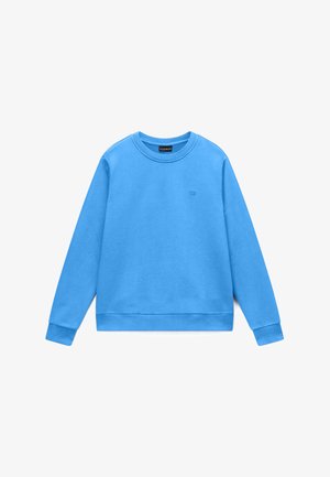 Blauwe lange mouwen sweater met ronde hals, geribbelde manchetten en zoom, met een klein geborduurd logo op de linkerborst, afgebeeld op een witte achtergrond.