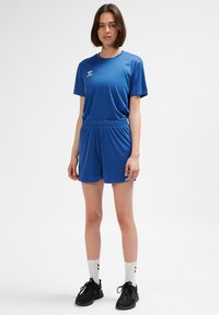 Herridrottsset i livfull blå färg, består av en kortärmad tröja och matchande shorts, tillverkade av mjukt tyg med resår i midjan.