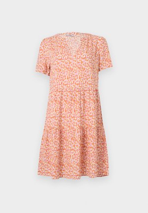 Vestido de manga corta y escote en V con un patrón abstracto en rosa, naranja y blanco, falda de volantes y tejido ligero.