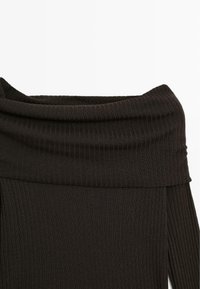 Dunkelbrauner gerippter Strickstoff mit einem breiten, umgeschlagenen, schulterfreien Kragen.