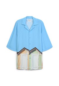 Camicia azzurra a maniche corte con stampa grafica di capanne da spiaggia in colori chiari nella parte inferiore, con bottoni davanti e design del colletto.