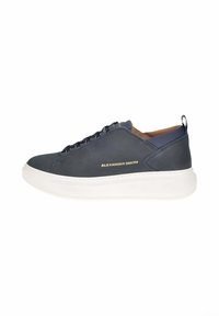 Sneaker basse blu navy con suola spessa bianca, lacci neri, fodera interna color beige e logo dorato "Alexander Smith" sul lato.