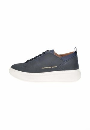 Sneaker basse blu navy con suola spessa bianca, lacci neri, fodera interna color beige e logo dorato "Alexander Smith" sul lato.