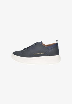 Sneaker basse blu navy con suola spessa bianca, lacci neri, fodera interna color beige e logo dorato "Alexander Smith" sul lato.