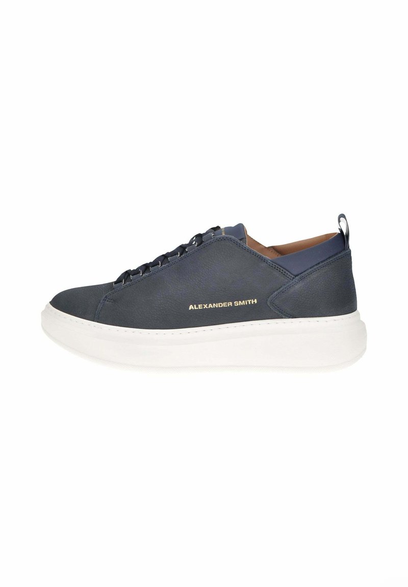 Sneaker basse blu navy con suola spessa bianca, lacci neri, fodera interna color beige e logo dorato "Alexander Smith" sul lato.