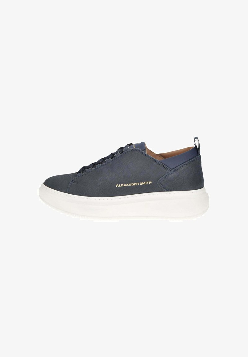 Sneaker basse blu navy con suola spessa bianca, lacci neri, fodera interna color beige e logo dorato "Alexander Smith" sul lato.