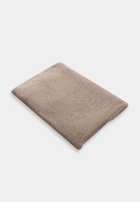 Beige deken met een tekstuur, zachte, gladde oppervlakte, rechthoekige vorm en minimale stikdetails, ontworpen voor comfort en warmte.