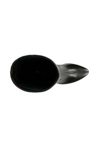 Czarne skórzane botki sięgające do kolan, z ostym noskiem i gładką fakturą, charakteryzujące się eleganckim designem i minimalnym wykończeniem wnętrza.