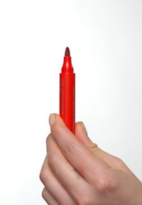 Marker à lèvres rouge avec une pointe fine, présentant une finition lisse et brillante, ainsi qu'un étiquetage clair indiquant "Couleur Longue Durée".