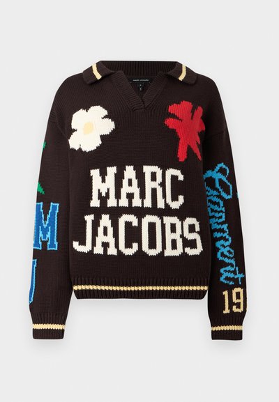 Pull en maille noire avec un grand texte blanc "MARC JACOBS", des motifs floraux colorés et "Garment 19" brodé sur la manche droite.