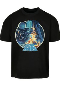 Camiseta de algodón negra con un gráfico colorido de Darth Vader y personajes de Star Wars, con un fondo cósmico y texto en negrita.