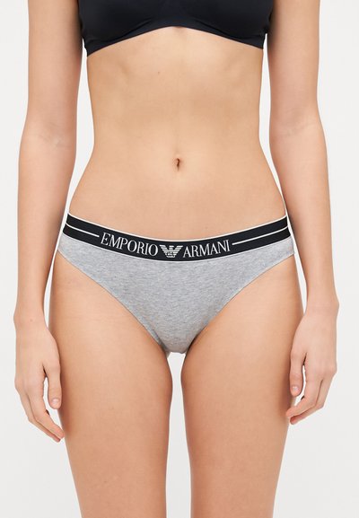 Pelēka kokvilnas bikini apakšveļa ar melnu elastīgu jostasvietu, kurā ir "EMPORIO ARMANI" logo. Gluda tekstūra un klasiskas griezuma dizains.