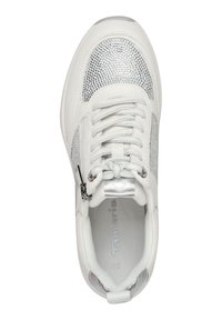 Sneaker bianco con accenti in rete argentata, punta rotonda, design con lacci, colletto imbottito e dettaglio in metallo sul lato.