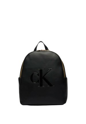 Zaino in pelle nera con grande logo "cK" in rilievo, cerniera tono oro e maniglia superiore per il trasporto.