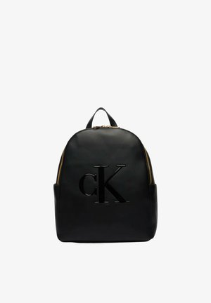 Sac à dos en cuir noir avec grand logo "cK" embossé, fermeture éclair dorée et poignée de transport supérieure.