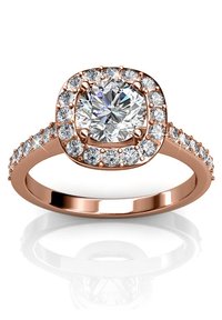 Roze gouden ring met een grote ronde centrale steen omringd door kleinere edelstenen, met een gladde band en verspreide accenten langs de schacht.