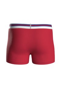 Boxer uomo rossi con una fascia in vita a strisce bianche, blu e rosse. Tessuto liscio, design aderente e lunghezza fino a metà coscia.