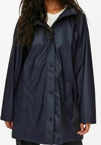 Imperméable bleu marine à coupe décontractée, doté d'une capuche, de boutons-pression et de deux poches latérales, fabriqué en matière lisse et brillante.