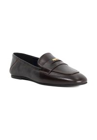 Bruine leren loafers met een platte zool, een ronde neus en een opvallende band met een gouden accent over de wreef. Glad oppervlak.
