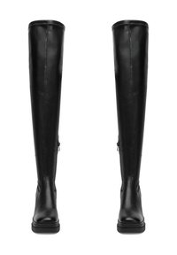 Černé kožené vysoké boty po kolena se bočními zipy a silnými podrážkami, zobrazené čelním pohledem na bílém pozadí.