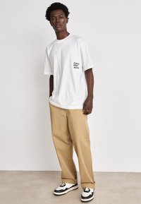Calvin Klein Jeans EXCLUSIVE BOLD CALVIN GRAPHIC TEE - T-shirts print - bright white