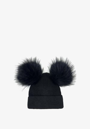 Berretto in maglia nera con due grandi pompon in pelliccia sintetica sulla parte superiore. Il materiale ha una texture a coste e un design con risvolto.