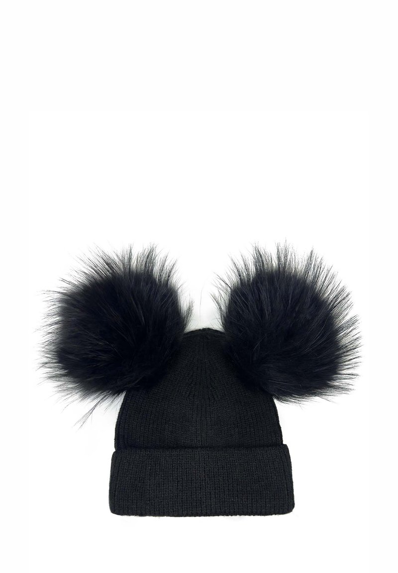 Berretto in maglia nera con due grandi pompon in pelliccia sintetica sulla parte superiore. Il materiale ha una texture a coste e un design con risvolto.