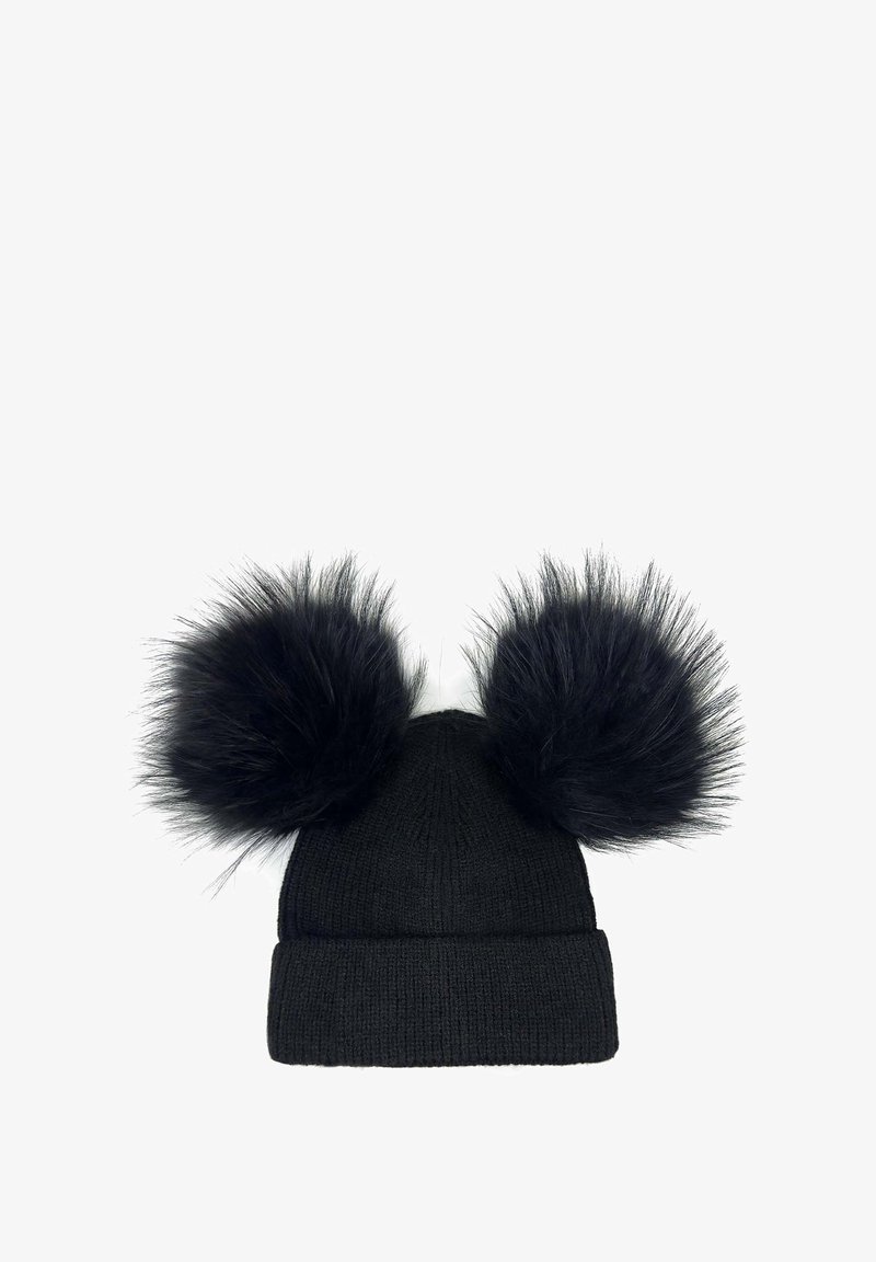 Berretto in maglia nera con due grandi pompon in pelliccia sintetica sulla parte superiore. Il materiale ha una texture a coste e un design con risvolto.