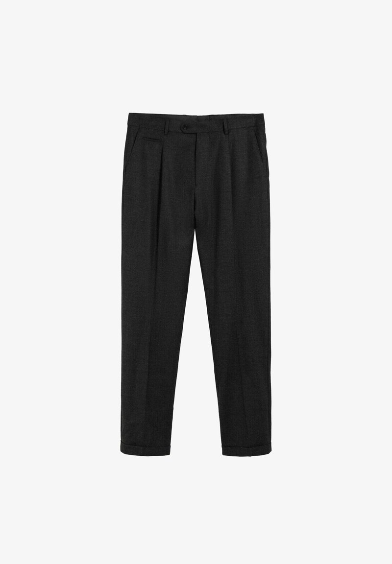 Pantalones negros plisados de corte slim, confeccionados en tejido texturizado. Cuentan con cierre de botón, bolsillos laterales y bajos con puños.