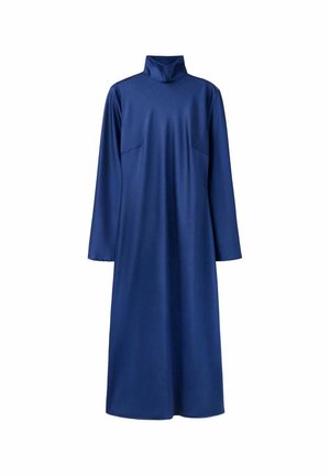 Vestido azul oscuro de manga larga con cuello alto y corte suelto y recto que se extiende por debajo de las rodillas sobre un fondo blanco.