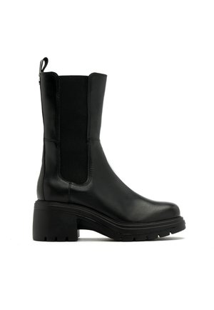 Botte noire en cuir mi-mollet avec talon carré, panneaux latéraux élastiques, languette à l'arrière et semelle robuste.