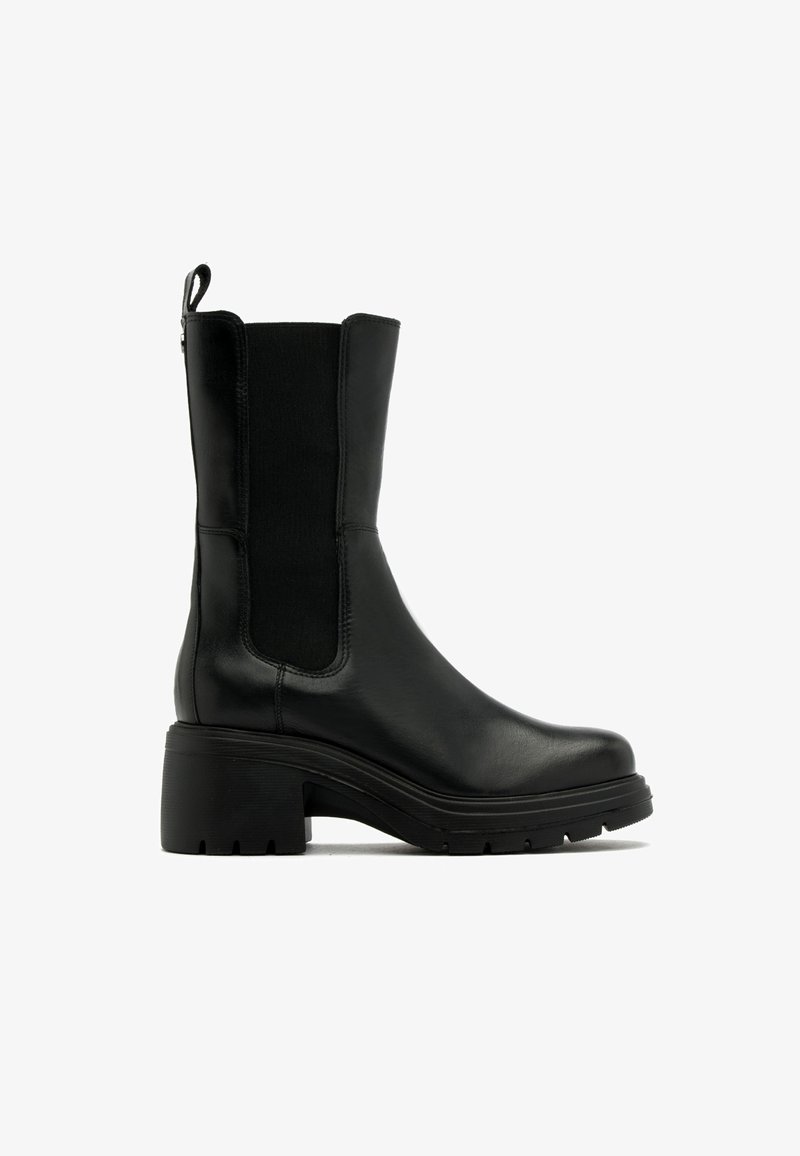 Botte noire en cuir mi-mollet avec talon carré, panneaux latéraux élastiques, languette à l'arrière et semelle robuste.