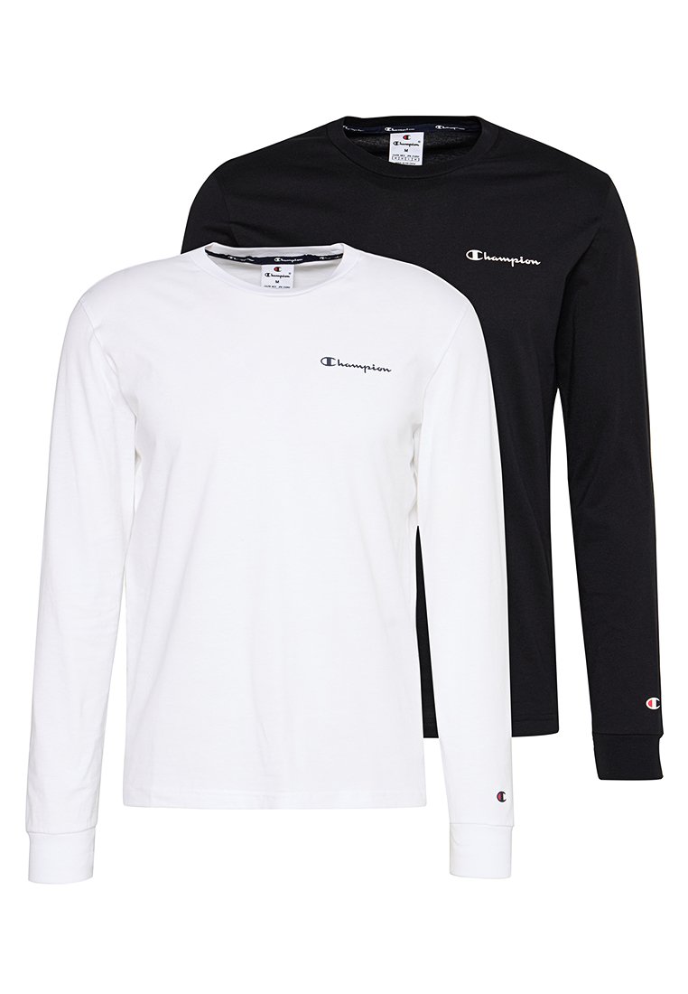 Dos camisetas de manga larga, una blanca y una negra, hechas de algodón. Presentan un cuello redondo y un logo bordado en el pecho y en la manga.