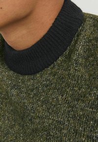 Jack & Jones JCOSPACE MOCK NECK - Džemper - olive night