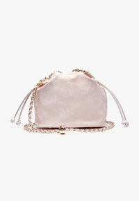 Sac à cordon en satin rose doux. Il est équipé d'une bandoulière en chaîne dorée et d'un accent rond à la base. Texture lisse avec un éclat subtil.