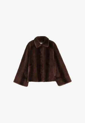 Brązowa kurtka z futra syntetycznego z kołnierzem, zapięciem na guziki i bocznymi kieszeniami. Posiada luźne rękawy i miękką teksturę.