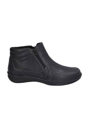 Schwarze Knöchelstiefel aus strukturiertem Leder. Verfügt über einen Seitenreißverschluss, einen niedrigen Absatz und Kontrastnähte entlang der Sohle. Glatte Oberfläche.