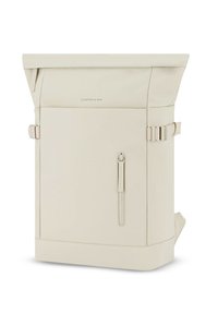 Mochila beige con tapa enrollable, bolsillo con cremallera, correas laterales ajustables y un branding minimalista. Fabricada con un material suave y duradero.