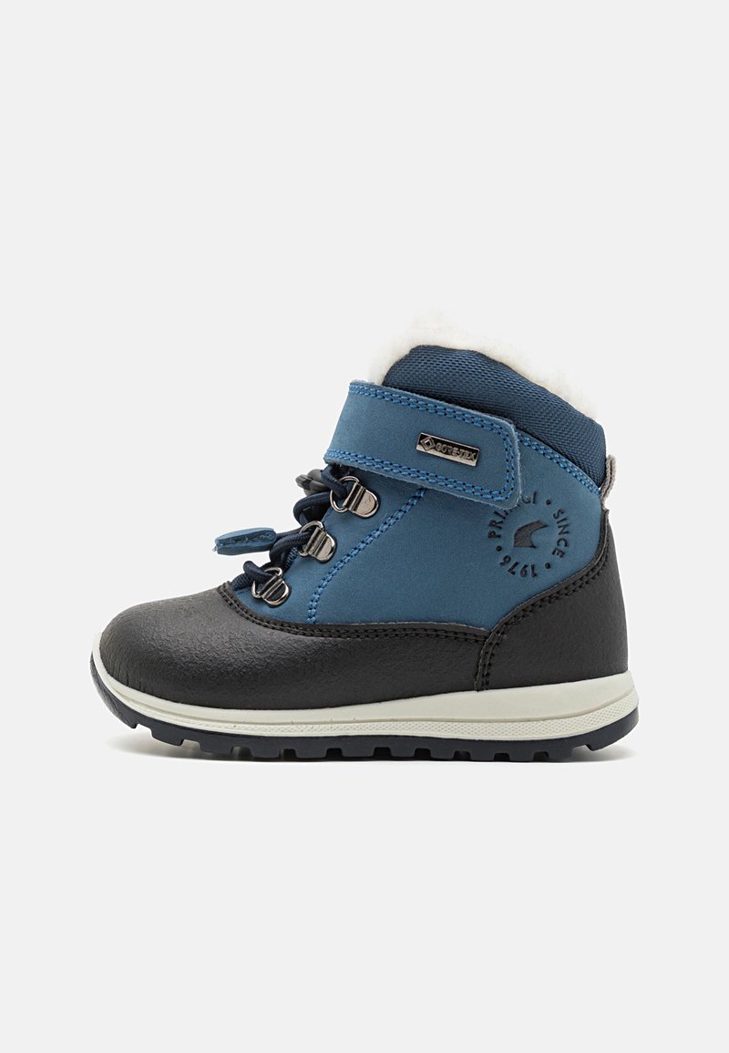 Botte d'hiver imperméable bleue et noire avec doublure en fausse fourrure, design à lacets, hauteur de cheville, semelle en caoutchouc texturée et logo sur le côté.