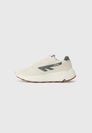 Jasnobeżowe sneakersy z teksturowanej zamszowej skóry, z siateczkowymi panelami, szarym akcentem logo oraz gumową podeszwą. Sznurowany fason z perforacjami zapewniającymi wentylację.