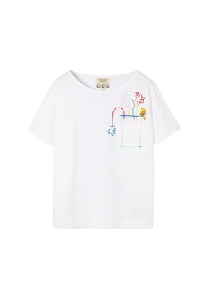 Biele tričko s krátkymi rukávmi s farebnou vyšívanou kvetinovou výšivkou a malou žltou animovanou postavičkou sediacou na nakreslenom obryse kvetináča na hrudi.